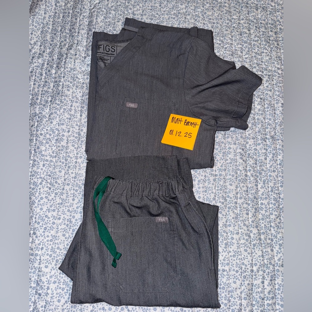FIGS Graphite Leon & Pisco scrubs- Medium